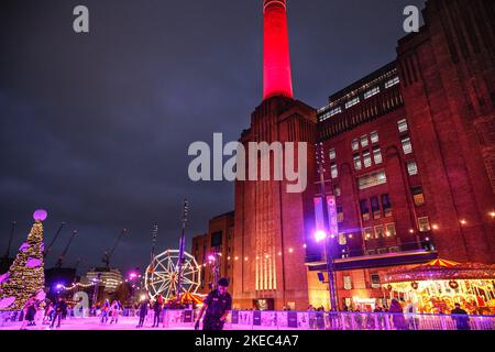 London, Großbritannien. 11.. November 2022. Vor dem Hintergrund des legendären Battersea Power Station begrüßt die GLIDE Eisbahn heute Abend zum ersten Mal Schlittschuhe und Zuschauer. Die Eisbahn in Battersea, die anstelle einer früheren Eisbahn im Naturhistorischen Museum eingerichtet wurde, wird die Besucher bis zum 8.. Januar 2023 unterhalten. Kredit: Imageplotter/Alamy Live Nachrichten Stockfoto