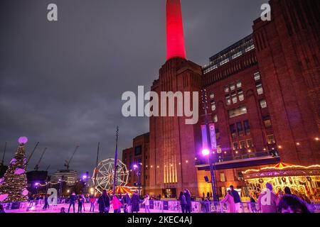 London, Großbritannien. 11.. November 2022. Vor dem Hintergrund des legendären Battersea Power Station begrüßt die GLIDE Eisbahn heute Abend zum ersten Mal Schlittschuhe und Zuschauer. Die Eisbahn in Battersea, die anstelle einer früheren Eisbahn im Naturhistorischen Museum eingerichtet wurde, wird die Besucher bis zum 8.. Januar 2023 unterhalten. Kredit: Imageplotter/Alamy Live Nachrichten Stockfoto