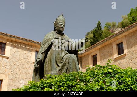 Denkmal für Bischof Pere-Joan Campins vor dem Hauptportal des Heiligtums, Kloster Lluc, Santuari de Lluc, Tramuntana-Gebirge, Mallorca, Mittelmeer, Balearen, Spanien Stockfoto