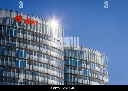 Essen, Nordrhein-Westfalen, Deutschland - E.ON-Hauptsitz. Firmenlogo an der Fassade des Hauptsitzes. Stockfoto