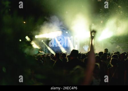 Das Nachtleben in Wien Stille Disco Festival, Publikum mit Lightshow und bunten Rauch, Österreich Stockfoto