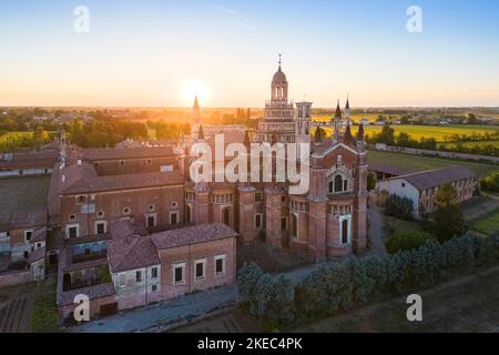 Luftaufnahme des Klosters von Certosa di Pavia bei Sonnenuntergang. Certosa di Pavia, Bezirk Pavia, Lombardei, Italien, Europa. Stockfoto