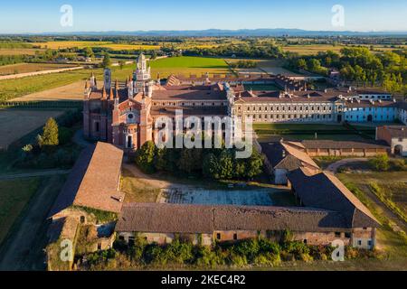 Luftaufnahme des Klosters von Certosa di Pavia bei Sonnenuntergang. Certosa di Pavia, Bezirk Pavia, Lombardei, Italien, Europa. Stockfoto