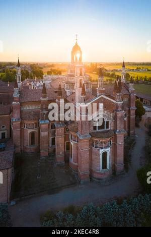 Luftaufnahme des Klosters von Certosa di Pavia bei Sonnenuntergang. Certosa di Pavia, Bezirk Pavia, Lombardei, Italien, Europa. Stockfoto