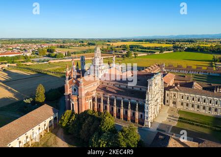 Luftaufnahme des Klosters von Certosa di Pavia bei Sonnenuntergang. Certosa di Pavia, Bezirk Pavia, Lombardei, Italien, Europa. Stockfoto