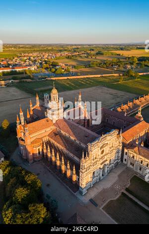 Luftaufnahme des Klosters von Certosa di Pavia bei Sonnenuntergang. Certosa di Pavia, Bezirk Pavia, Lombardei, Italien, Europa. Stockfoto