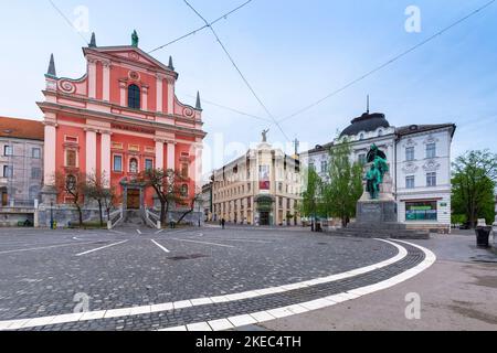 Blick auf den Preserer Platz und die rosa Franziskanerkirche der Verkündigung im Zentrum von Ljubljana. Slowenien. Stockfoto