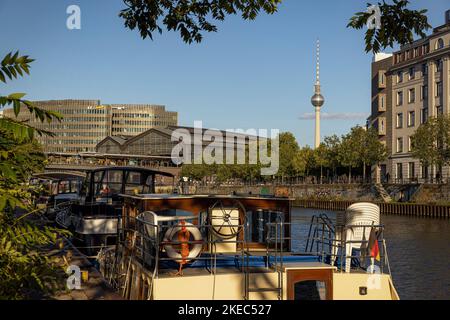 Schiffbauerdamm und Bahnhof Friedrichstraße mit Fernsehturm im Hintergrund. Berlin, Deutschland. Stockfoto