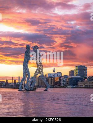 Spektakulärer Sonnenuntergang über Molecule man und der Stadt. Berlin, Deutschland. Stockfoto