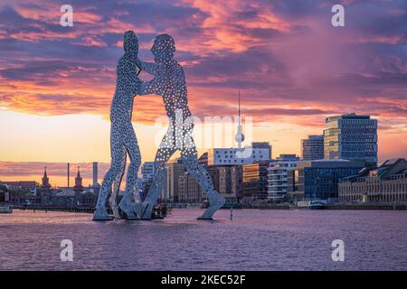 Spektakulärer Sonnenuntergang über Molecule man und der Stadt. Berlin, Deutschland. Stockfoto