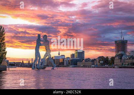 Spektakulärer Sonnenuntergang über der Spree. Berlin, Deutschland. Stockfoto