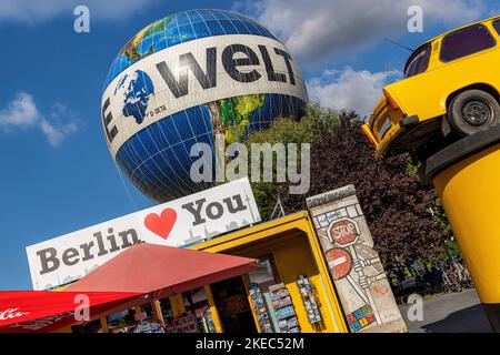 Kreuzung Wilhelmstraße / Zimmerstraße mit Weltballon im Hintergrund. Berlin, Deutschland. Stockfoto