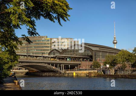Schiffbauerdamm und Bahnhof Friedrichstraße mit Fernsehturm im Hintergrund. Berlin, Deutschland. Stockfoto