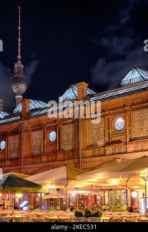 S-Bahn-Station Hackescher Markt und Fernsehturm bei Nacht. Berlin, Deutschland. Stockfoto