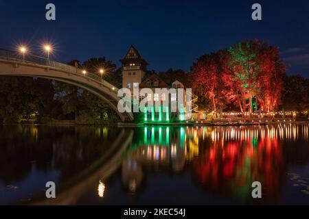 Insel der Jugend und Abteibrücke in der Nacht. Berlin, Deutschland. Stockfoto