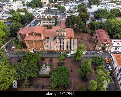 Nordamerika, Karibik, Großantillen, Hispaniola Island, Dominikanische Republik, Santo Domingo, Zona Colonial, Luftaufnahme der Zona Colonial mit der Kirche Iglesia Conventual de los Dominicos Stockfoto