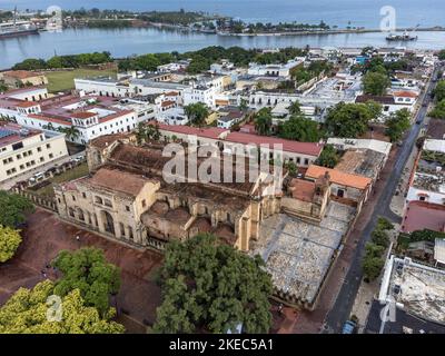 Nordamerika, Karibik, Großantillen, Hispaniola Island, Dominikanische Republik, Santo Domingo, Zona Colonial, Luftansicht der Zona Colonial mit der Kathedrale Santa María la Menor und dem Parque Colón Stockfoto