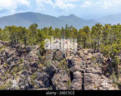 Nordamerika, Karibik, Großantillen, Hispaniola Island, Dominikanische Republik, Central Cordillera, Parque Nacional Armando Bermúdez, Wanderer auf dem Gipfel des Pico Duarte aus der Vogelperspektive Stockfoto
