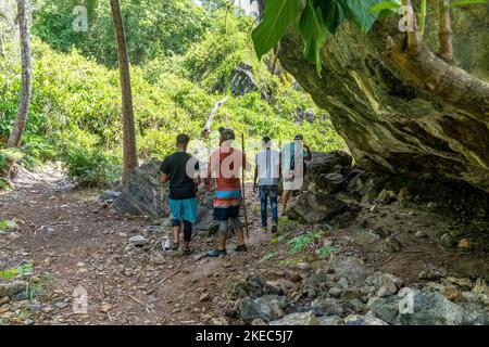 Nordamerika, Karibik, Großantillen, Hispaniola Island, Dominikanische Republik, Sama, Las Galleras, Cabo Sama, Wanderer auf dem Weg nach Playa Frontón Stockfoto