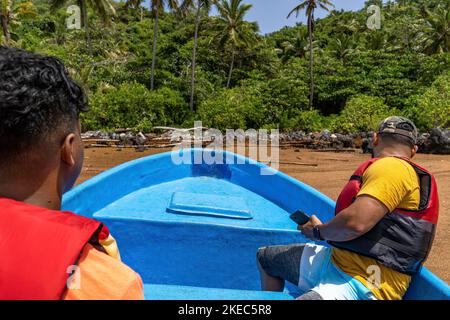 Nordamerika, Karibik, Großantillen, Hispaniola Island, Dominikanische Republik, Sama, Las Galleras, Cabo Cabrón, Boot erreicht unzugänglichen Anlegesteg in Cabo Cabrón Stockfoto