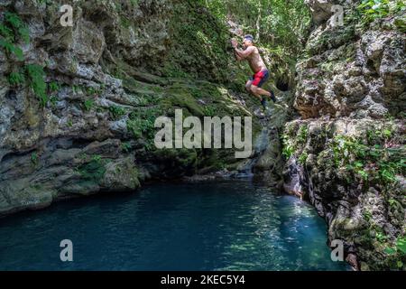 Nordamerika, Karibik, Großantillen, Hispaniola Island, Dominikanische Republik, Provinz Puerto Plata, Tubagua, Charcos de los Militares, man springt in einen natürlichen Pool Stockfoto