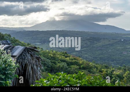 Nordamerika, Karibik, Großantillen, Hispaniola Island, Dominikanische Republik, Provinz Puerto Plata, Tubagua, Blick von der Tubagua Eco Lodge auf den Pico Isabel de Torres Stockfoto