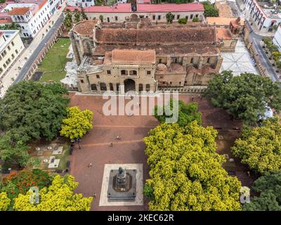 Nordamerika, Karibik, Großantillen, Hispaniola Island, Dominikanische Republik, Santo Domingo, Zona Colonial, Kathedrale Santa María la Menor und Parque Colón aus der Vogelperspektive Stockfoto