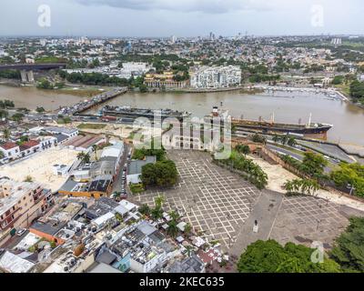 Nordamerika, Karibik, Großantillen, Hispaniola Island, Dominikanische Republik, Santo Domingo, Zona Colonial, Blick über die Plaza de Espäa und Rio Ozama Stockfoto