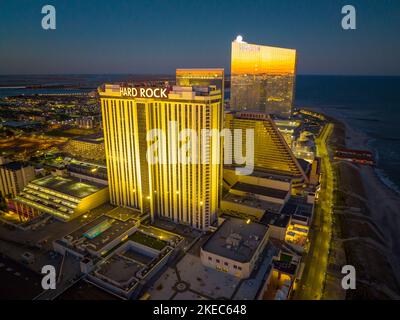 Hard Rock Hotel, Showboat und Ocean Casino Resort am Boardwalk bei Nacht in Atlantic City, New Jersey NJ, USA. Stockfoto