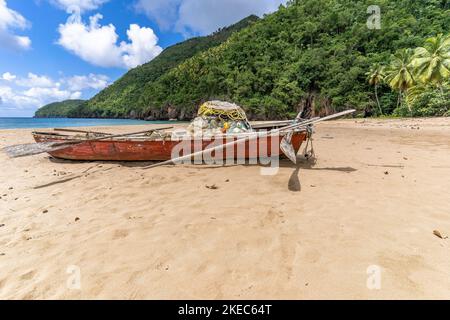 Nordamerika, Karibik, Großantillen, Hispaniola Island, Dominikanische Republik, Sama, El Valle, farbenfrohes Fischerboot am Strand Playa El Valle Stockfoto
