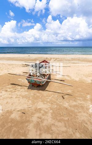 Nordamerika, Karibik, Großantillen, Hispaniola Island, Dominikanische Republik, Sama, El Valle, farbenfrohes Fischerboot am Strand Playa El Valle Stockfoto