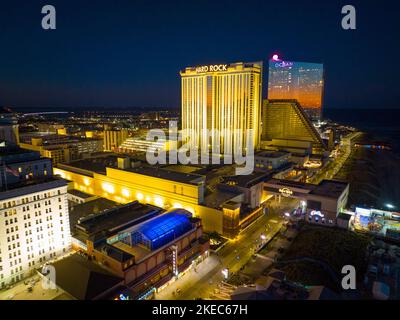 Hard Rock Hotel, Showboat und Ocean Casino Resort am Boardwalk bei Nacht in Atlantic City, New Jersey NJ, USA. Stockfoto