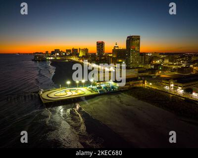 Blick auf den Sonnenuntergang von Atlantic City, einschließlich Central Pier Arcade, Atlantic Palace, Claridge Hotel und Ballys am Boardwalk in Atlantic City, New Stockfoto