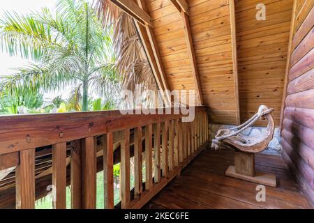 Nordamerika, Karibik, Großantillen, Hispaniola Island, Dominikanische Republik, Sama, Las Galerien, Balkon eines Bungalows im Eco Hotel Chalet Tropical Stockfoto