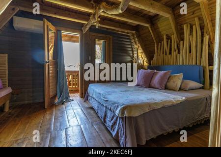 Nordamerika, Karibik, Großantillen, Hispaniola Island, Dominikanische Republik, Sama, Las Galerien, Schlafzimmer im Eco Hotel Chalet Tropical Stockfoto