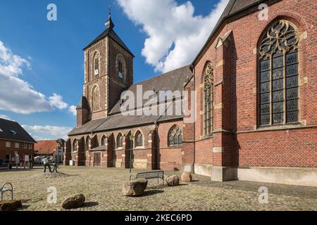 Deutschland, Velen, Bocholter AA, Naturpark hohe Mark Westmünsterland, Münsterland, Westfalen, Nordrhein-Westfalen, Velen-Ramsdorf, katholische Pfarrkirche St. Walburga am Walburgisplatz, Backsteingebäude, Pseudo-Basilika, spätgotischer Stil Stockfoto