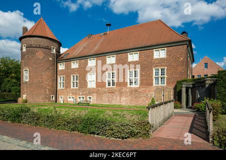 Deutschland, Velen, Bocholter AA, Naturpark hohe Mark Westmünsterland, Münsterland, Westfalen, Nordrhein-Westfalen, Velen-Ramsdorf, Burg Ramsdorf, Backsteingebäude, Burgturm, Rundturm Stockfoto