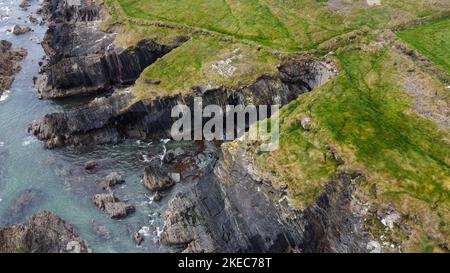 Felsige Ufer der Keltischen See entlang der Route des Wild Atlantic Way, Blick von oben. Seascape der Südküste Irlands. Wunderschöne Felshänge. Stockfoto