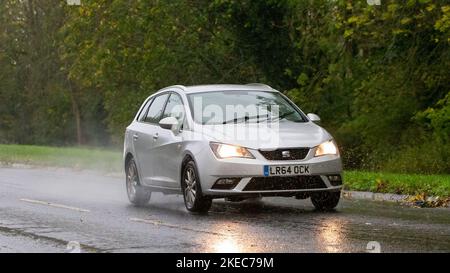 2014 Sitze Ibiza Fahren im Regen auf nasser Straße Stockfoto