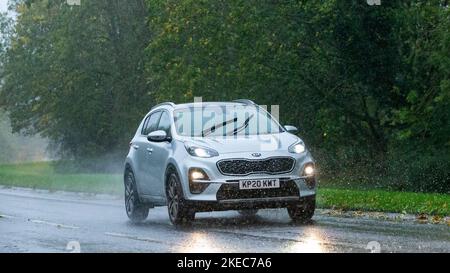 2020 Kia SPORTAGE 3 CRDI ISG MHEV S-A Hybrid-Elektro, Fahren im Regen auf nassen Straßen Stockfoto