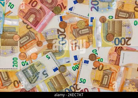 Viel Geld mit Euro-Banknoten, -Münzen und -Banknoten als Hintergrund aus der Sicht von oben im Studio Stockfoto