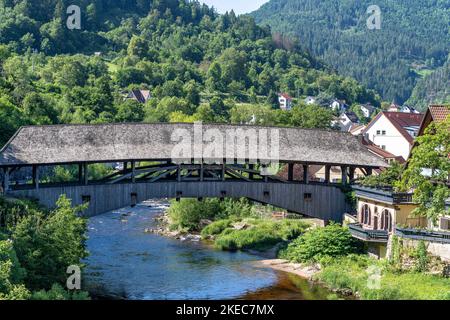 Europa, Deutschland, Süddeutschland, Baden-Württemberg, Schwarzwald, Blick auf die historische Holzbrücke in Forbach Stockfoto