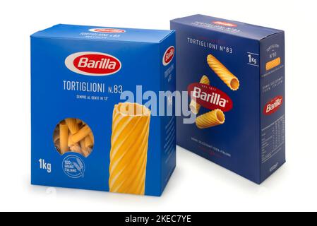 Turin, Italien - 15. oktober 2022: Zwei verschiedene blaue Packungen Macaroni tortiglioni Pasta Barilla von tausend Gramm isoliert auf weißem, schneidendem Pfad Stockfoto