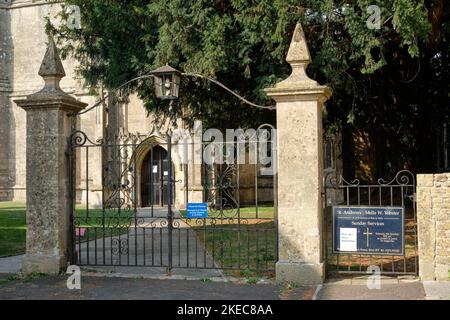 Tor zur St. Andrews Church Mells Stockfoto