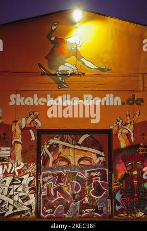 Friedrichshain Straßenszene, Skatehalle, Haus, Berlin, Hauptstadt, Metropole, Großstadt, Deutschland Stockfoto