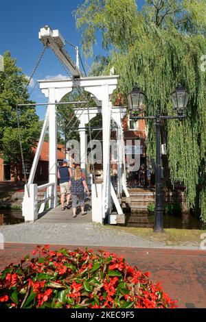 Bascule Brücke auf dem Hauptkanal von Papenburg, Papenburg, Emsland, Niedersachsen, Deutschland Stockfoto