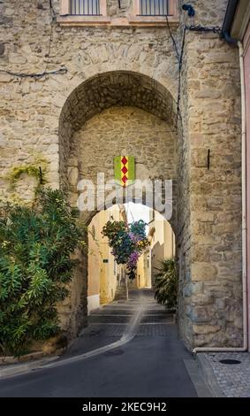 Porte de Narbonne in Saint Marcel sur Aude. Das Tor wurde im XII Jahrhundert als Teil der Befestigungsanlagen gebaut. Stockfoto