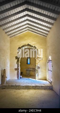 Kapelle Saint Laurent in der Nähe von Moussan. Es wurde im IX Jahrhundert unter westgotischen Einflüssen erbaut. Monument historique. Stockfoto