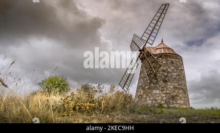 Alte Steinweizenmühle in der Nähe von Nissan lez Enserune. Wurde im XVII Jahrhundert erbaut und im XIX Jahrhundert aufgegeben. Stockfoto