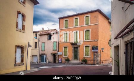 Dorfstraße in Coursan. Stockfoto